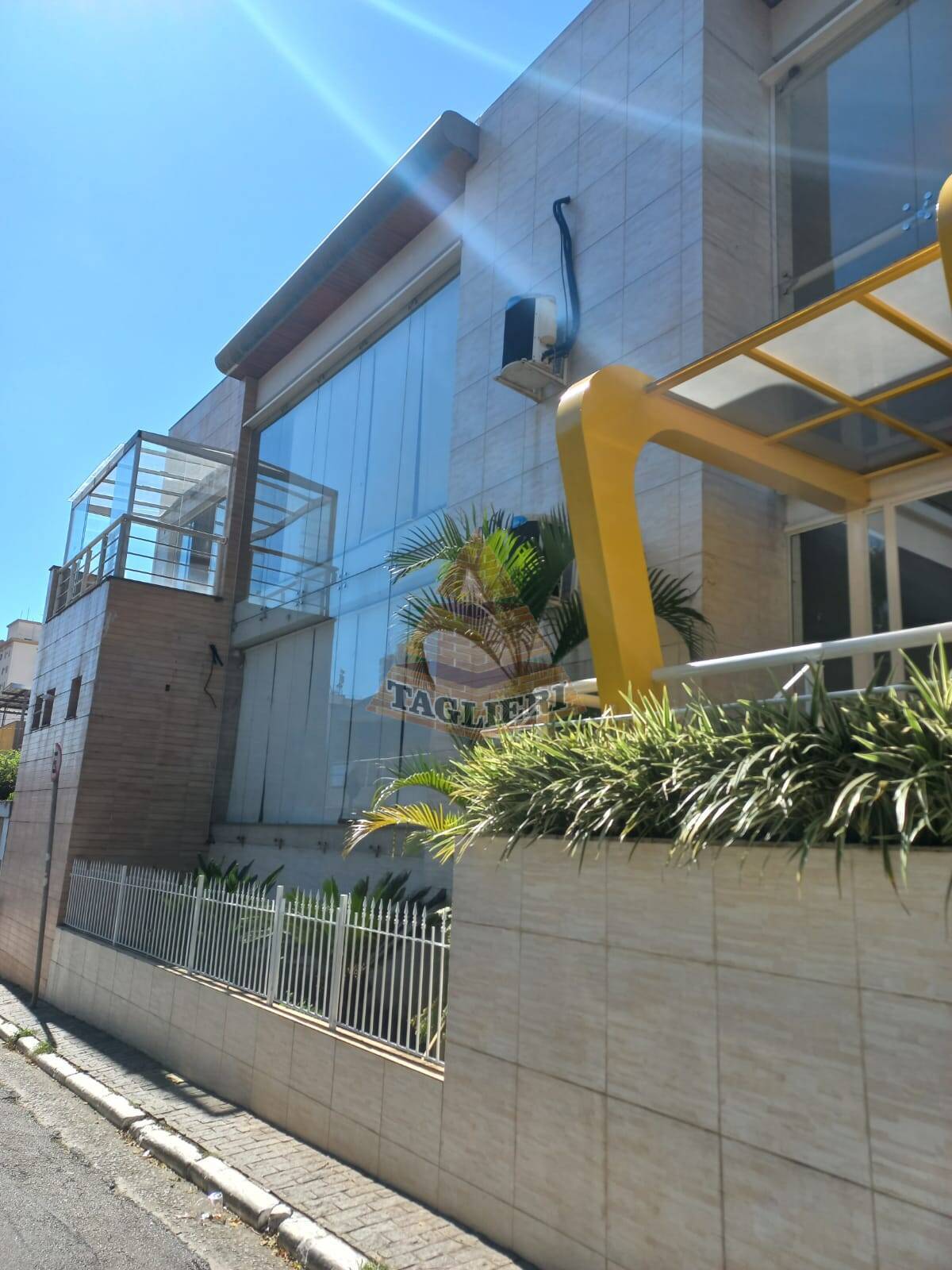 Prédio Comercial com 383mts² -  9 vagas - Tatuapé. Todo envidraçado