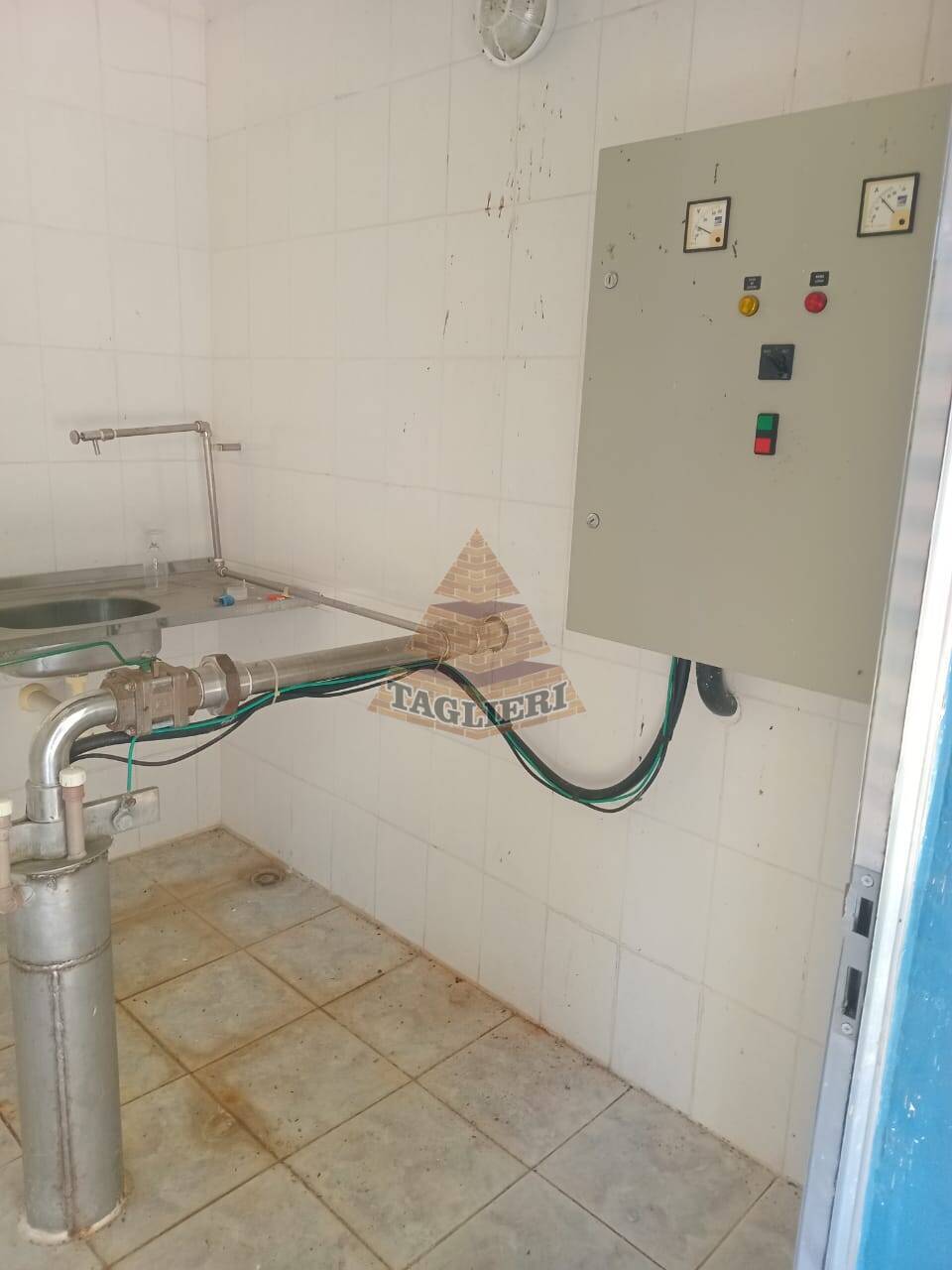 VENDE-SE área total de 45,3 hectares + JAZIDA DE AGUA