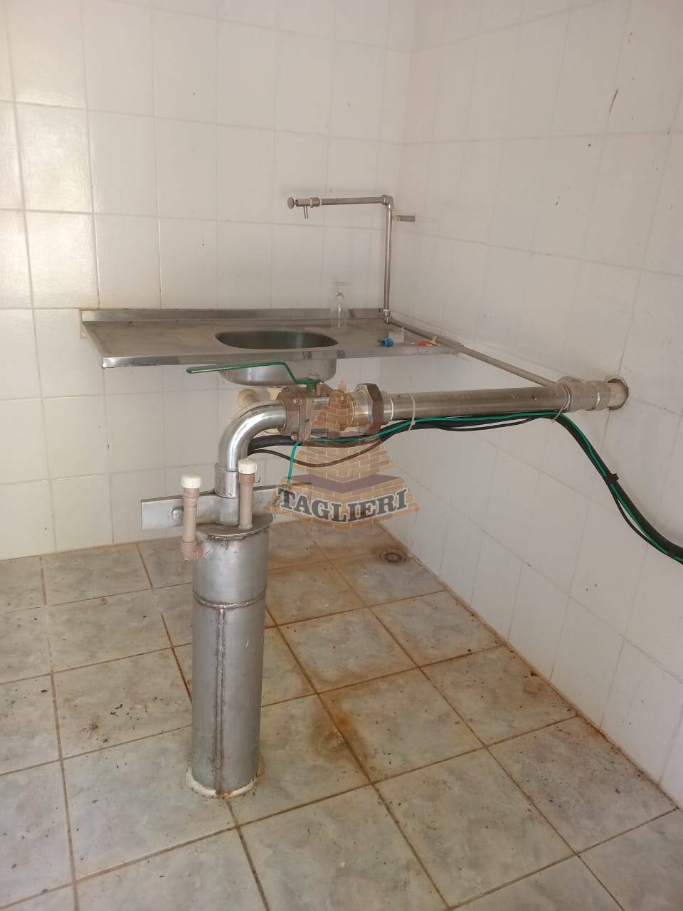 VENDE-SE área total de 45,3 hectares + JAZIDA DE AGUA
