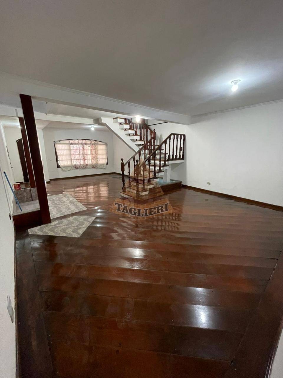Sobrado á venda com 03 quartos, 02 vagas e com  piscina -281m