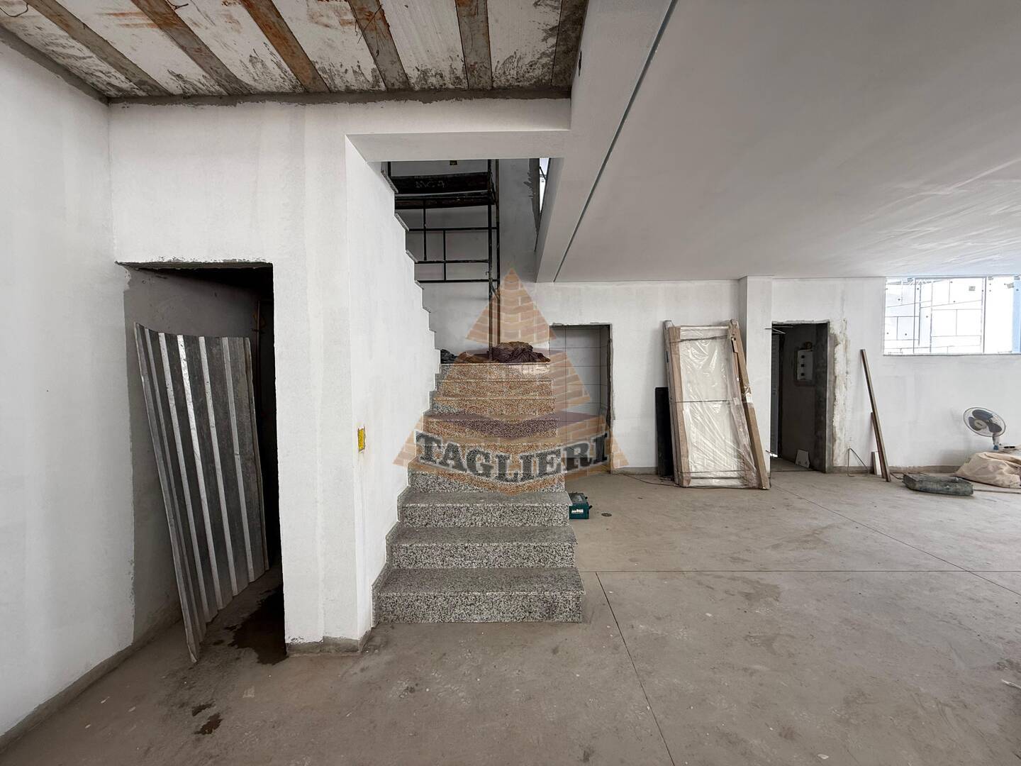 PRÉDIO COMERCIAL Térreo/loja: 840m² Mezanino: 121,00m² Marquise: 6.50m