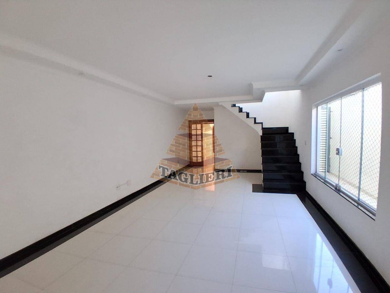 Sobrado residencial com 250 m2. 4 vagas 3 suítes, sendo a suíte principal